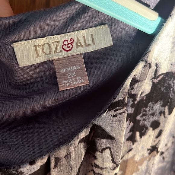 Sheer floral fabric over a solid bodice - Picture 3 of 5